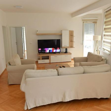 Dobi Apartmani Wing ยาโกดินา ภายนอก รูปภาพ